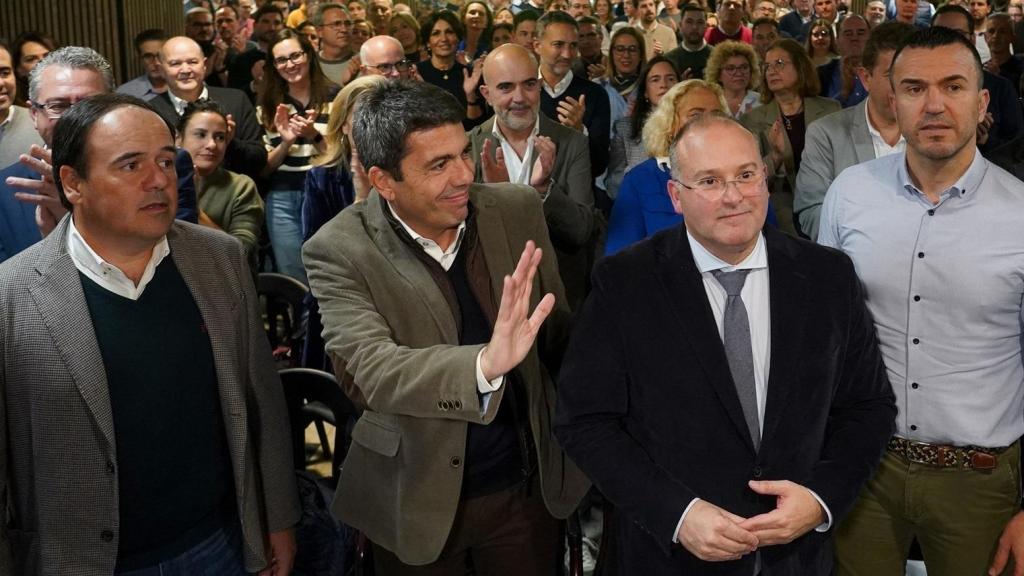 el entonces 'president' Carlos Mazón y Miguel Tellado, entre Juanfran Pérez Llorca y Vicente Mompó, en un acto del PP en Valencia.