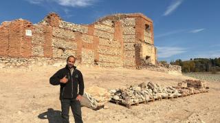 Cipriano Guillés, el viticultor de Arganda del Rey, junto a la Ermita de Vilches.