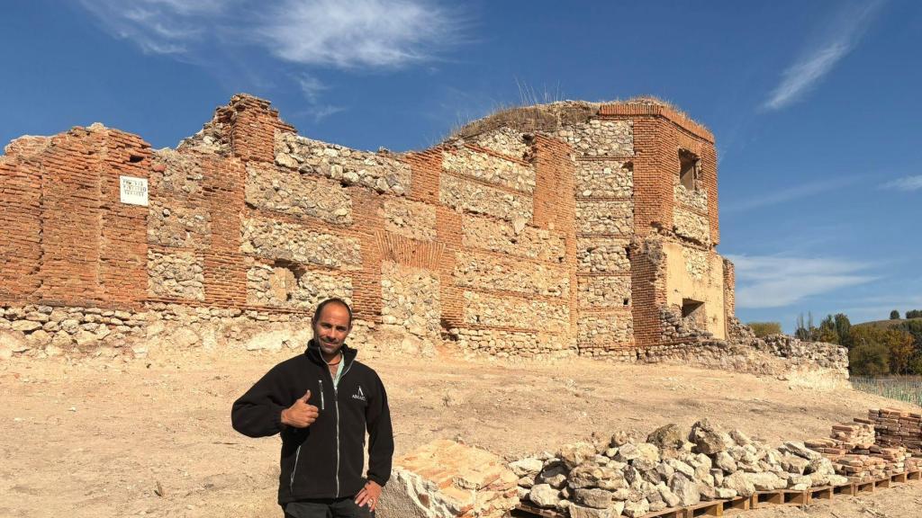Cipri Guillén, el viticultor de Arganda del Rey, junto a la Ermita de Vilches.