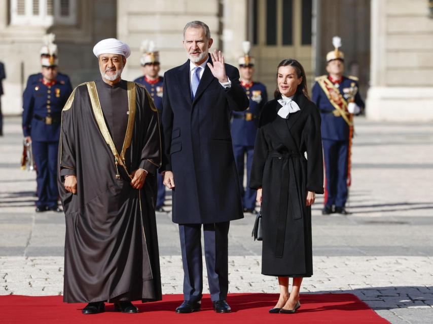 La Reina ha escogido un look sobrio y formal.