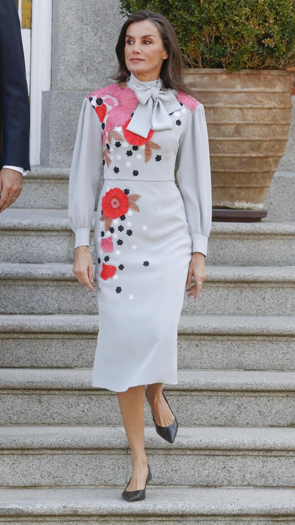 La Reina, ya sin abrigo, luce su vestido de Pertegaz.