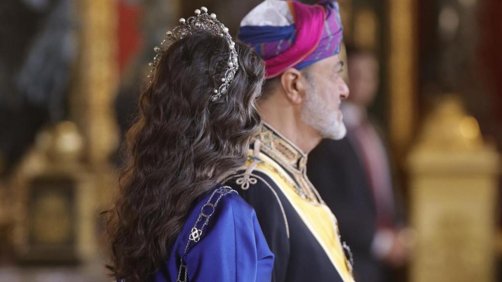 La Reina con su tiara renovada, llevándola como diadema.