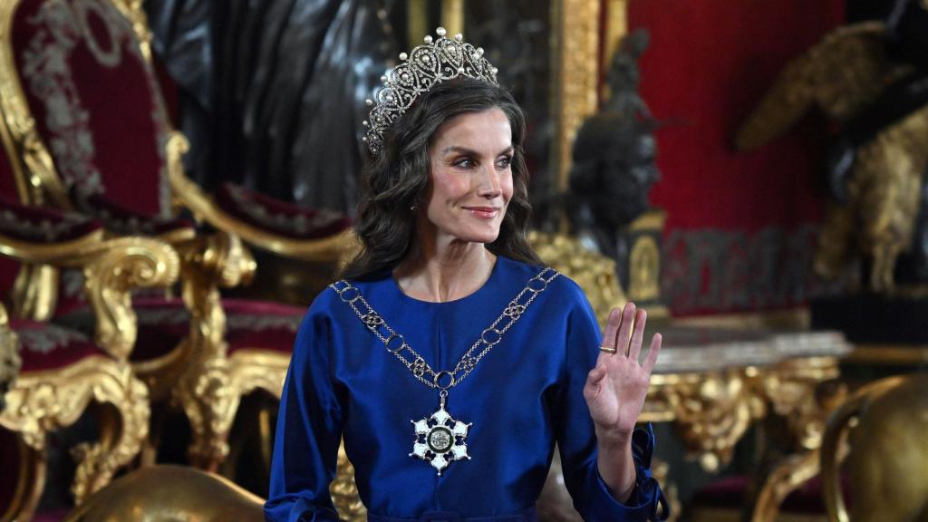 La Reina, con la tiara Rusa y los pendientes de chatones.