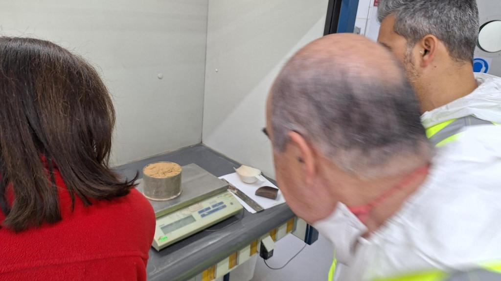 Pruebas de laboratorio con el lodo.