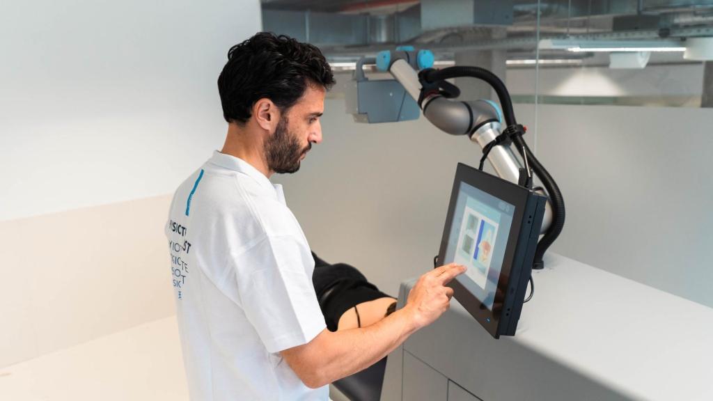 Una persona usando el robot Adamo.