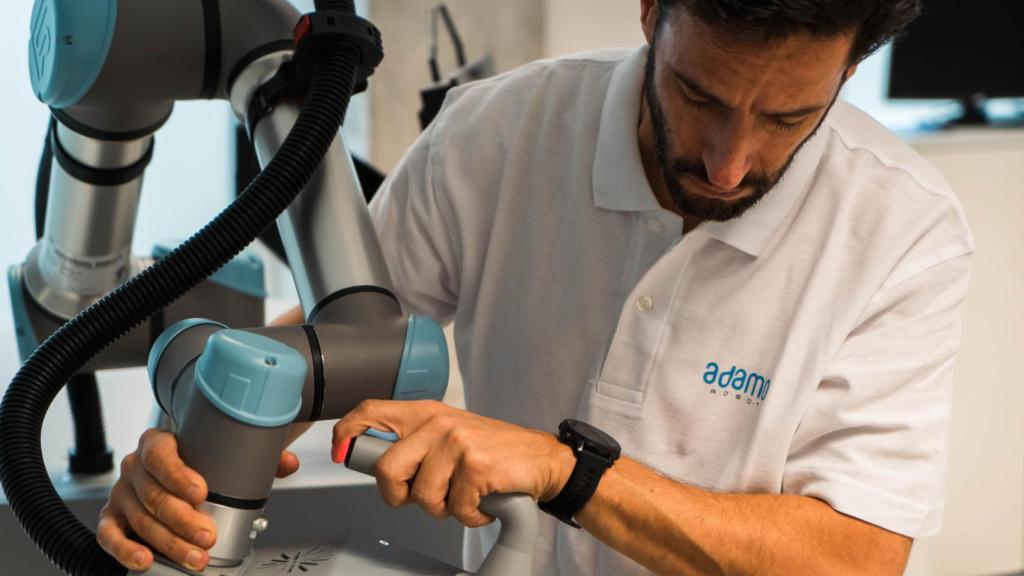 Una persona usando el robot Adamo.