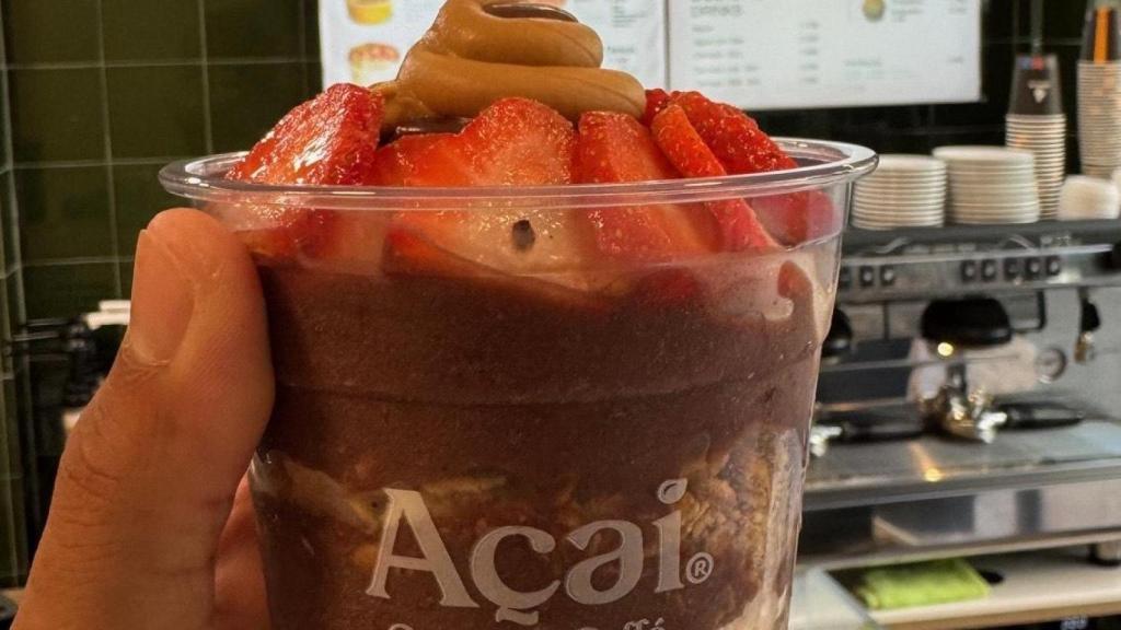 Un vaso de açaí.