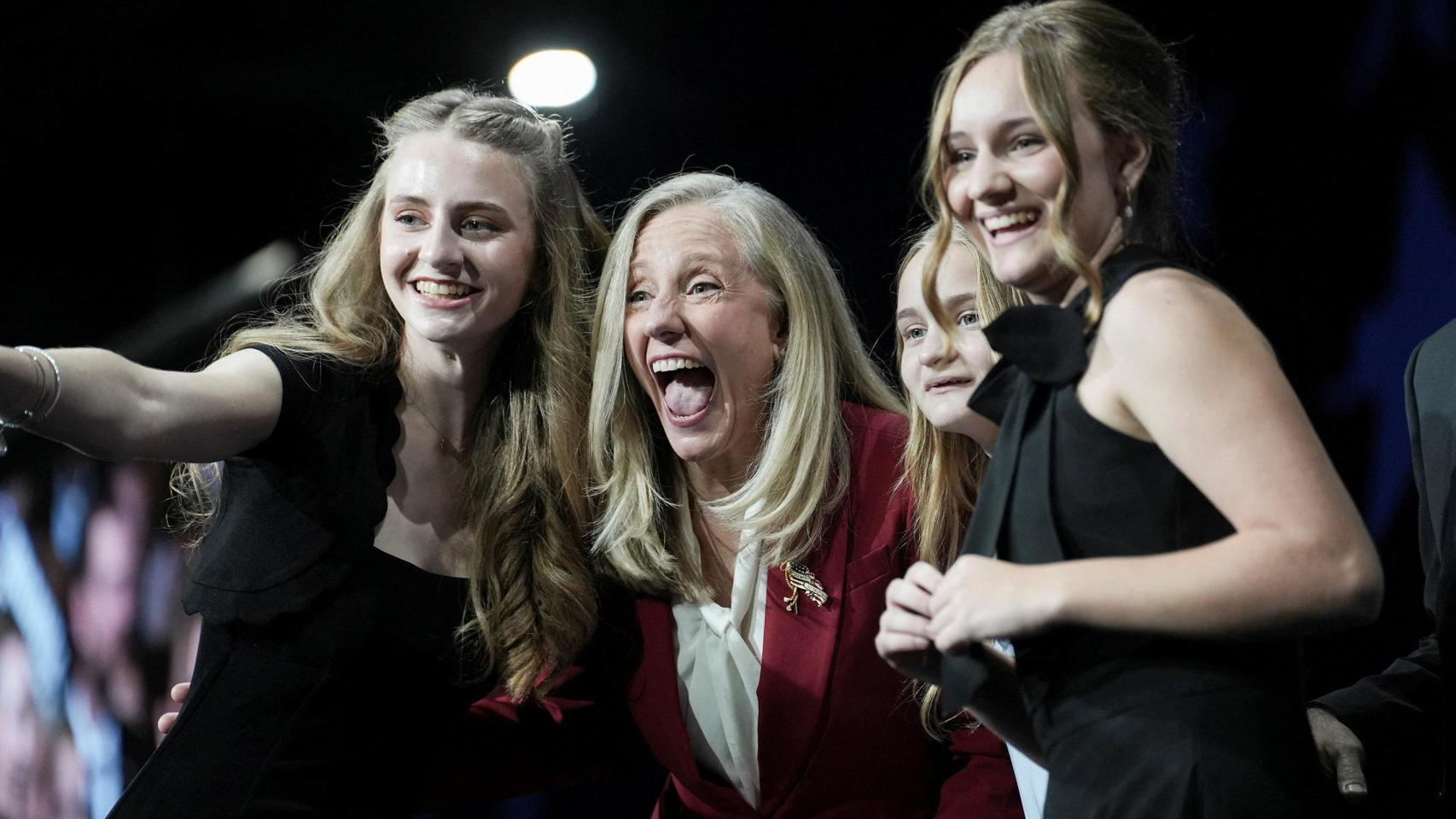 La demócrata Abigail Spanberger con su familia en el escenario tras su discurso de victoria.