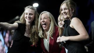 La demócrata Abigail Spanberger con su familia en el escenario tras su discurso de victoria.