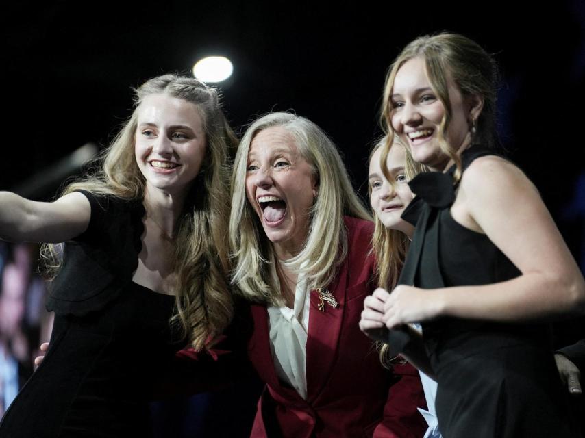La demócrata Abigail Spanberger con su familia en el escenario tras su discurso de victoria.