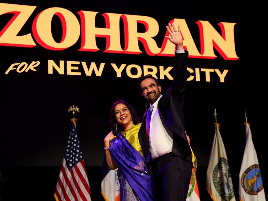 Zohran Mamdani celebra su victoria como alcalde de Nueva York junto a su madre, Mira Nair.
