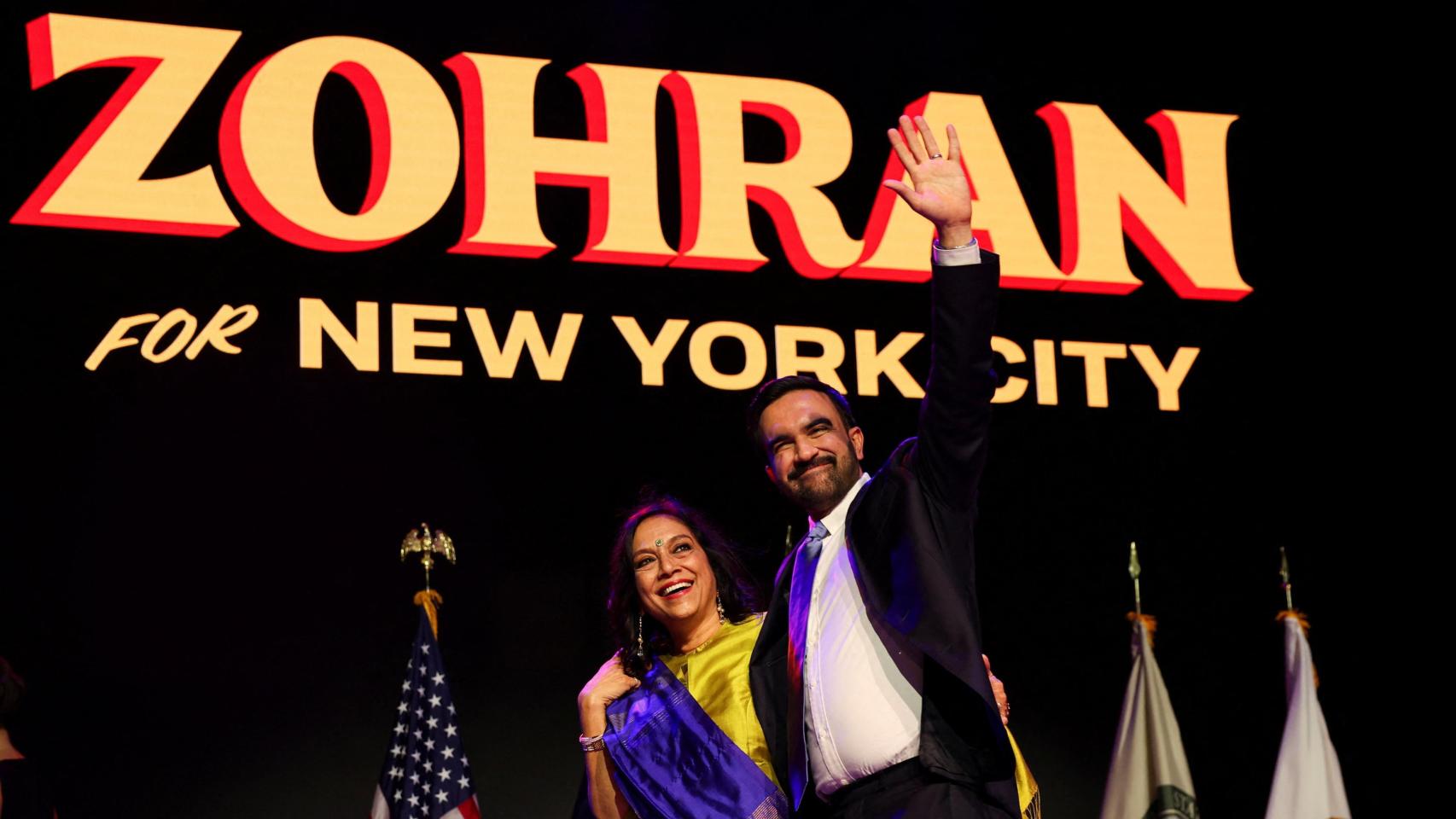 Zohran Mamdani celebra su victoria como alcalde de Nueva York junto a su madre, Mira Nair.