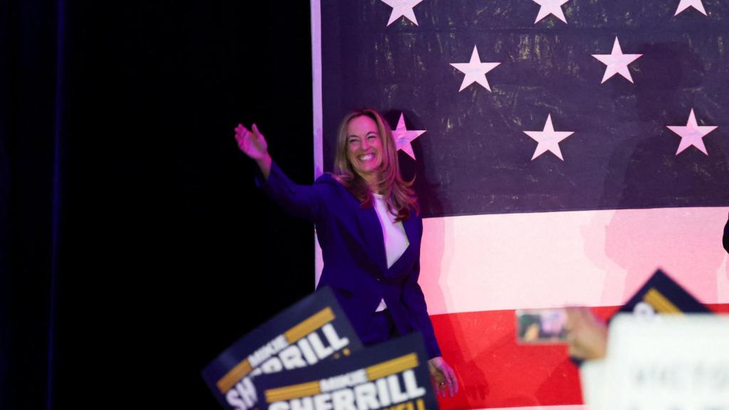 La candidata demócrata Mikie Sherrill celebra su victoria.