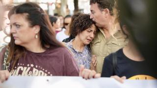 Los padres de Sandra en la concentración en Sevilla tras su caso.