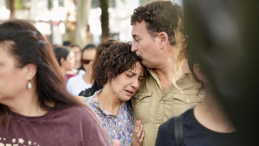 Los padres de Sandra en la concentración en Sevilla tras su caso.
