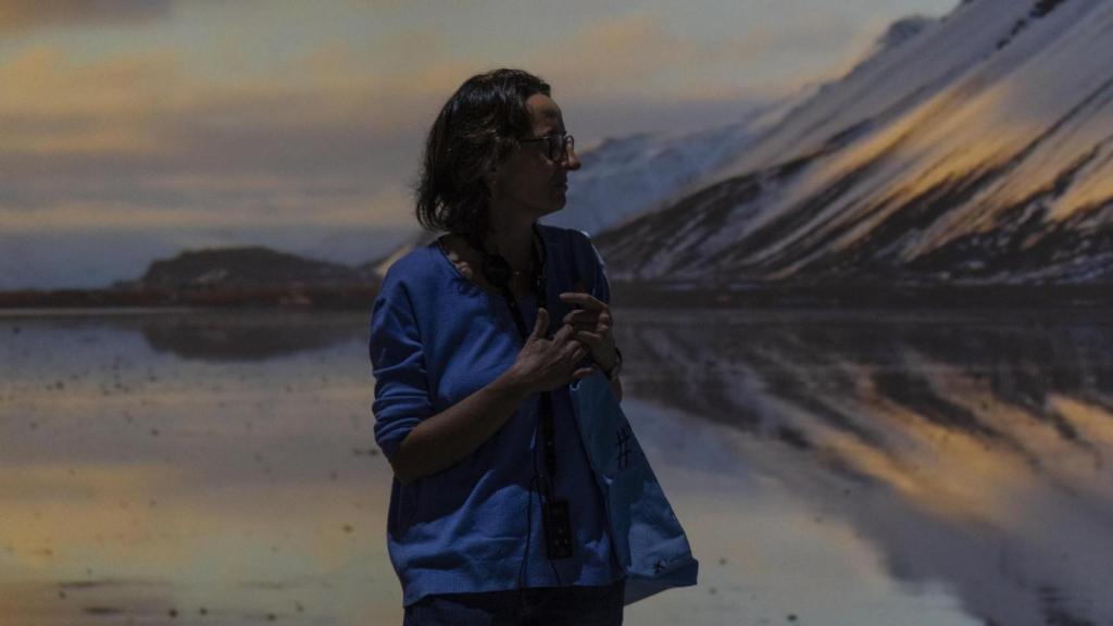 Una de las participantes en la actividad admira una de las experiencias inmersivas de 'Somos Naturaleza'.