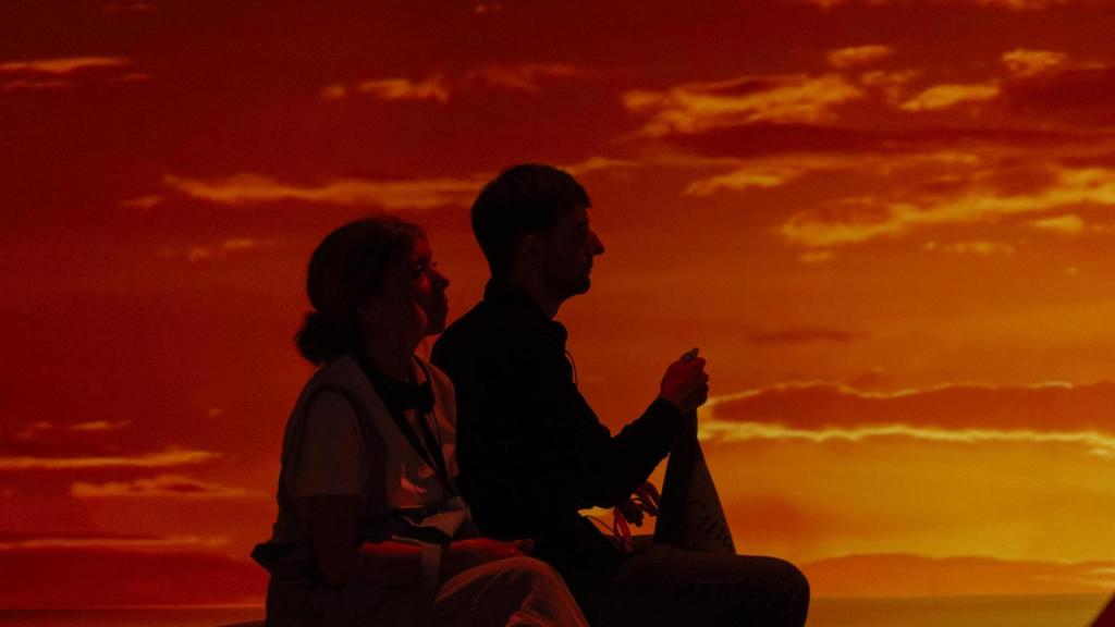 Dos de los participantes en la actividad admiran una de las experiencias inmersivas de 'Somos Naturaleza'.