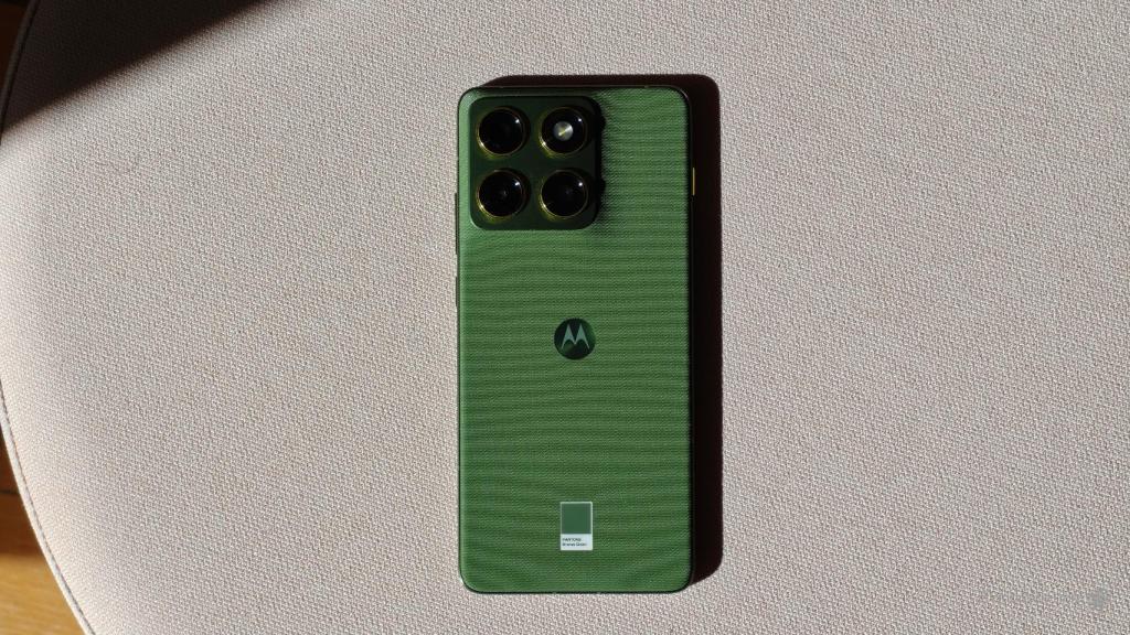 Motorola Edge 70 por detrás