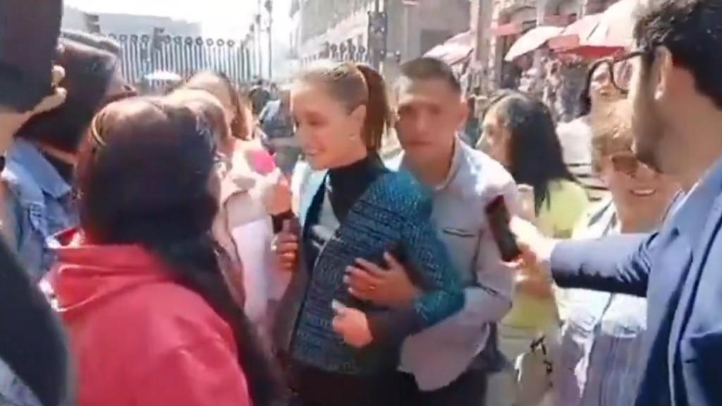 Momento en el que el hombre acosa a Claudia Sheinbaum este martes en Ciudad de México.