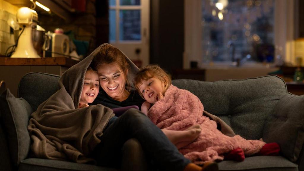 Una madre con dos niñas.