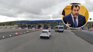 El peaje de La Magdalena en la AP-66 y el ministro de Transportes y Movilidad Sostenible, Óscar Puente, en un montaje de EL ESPAÑOL