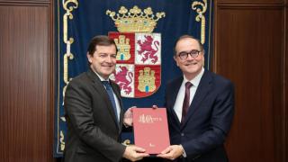 El presidente de la Junta, Alfonso Fernández Mañueco y el CEO de Renault Group. François Provost, durante su reunión de este miércoles