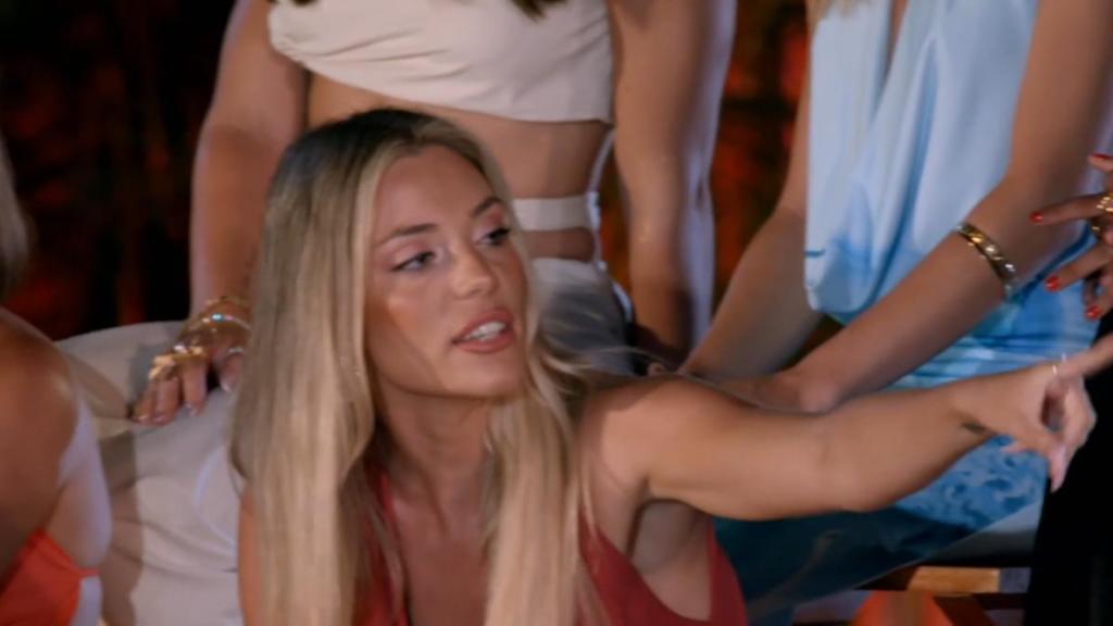 Claudia pierde los papeles ante los comentarios de Gilbert en 'Tentaciones'.