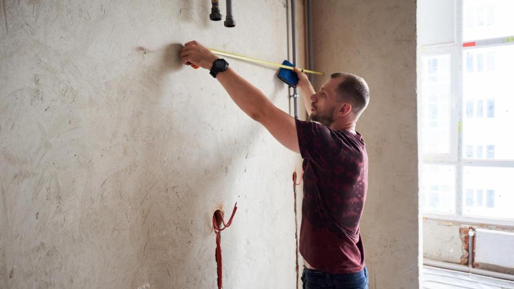 Un albañil reformando el baño.