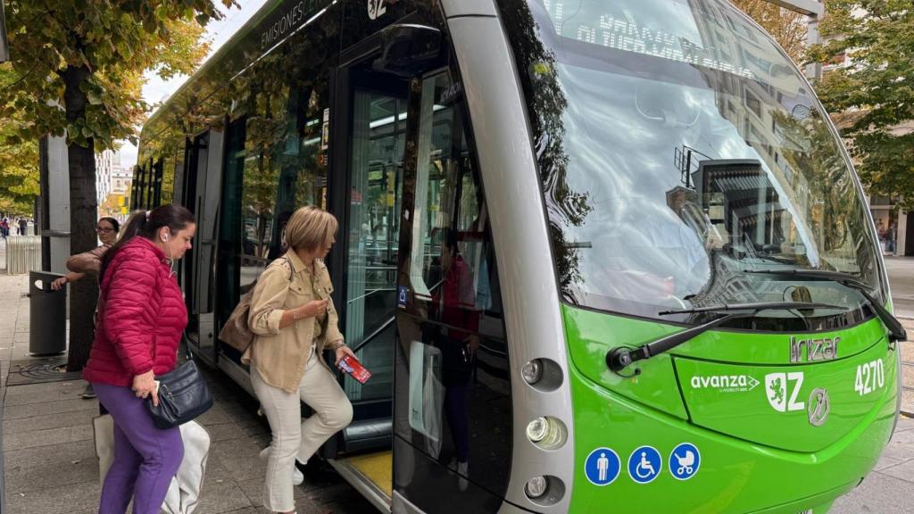 Uno de los buses de Zaragoza, a su paso por el paseo de la Independencia.