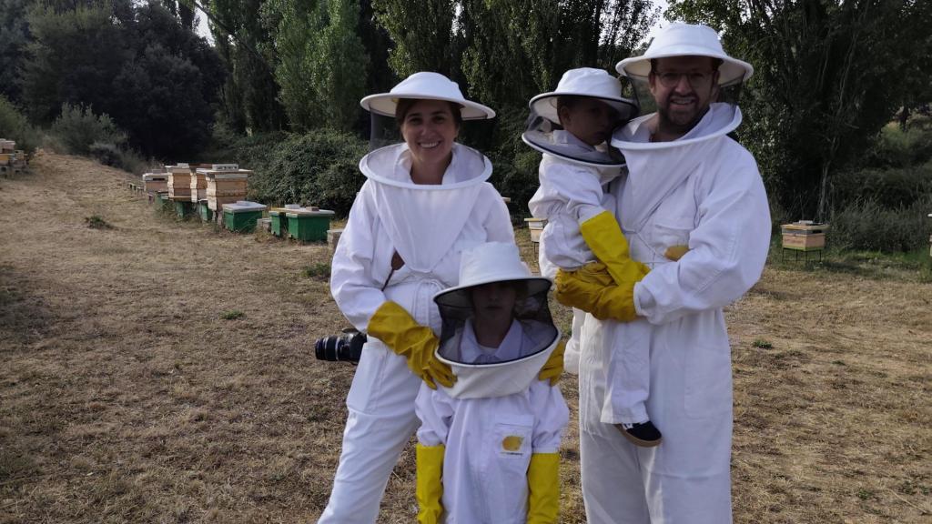 Los padrinos de las colmenas, de visita en el apiario.