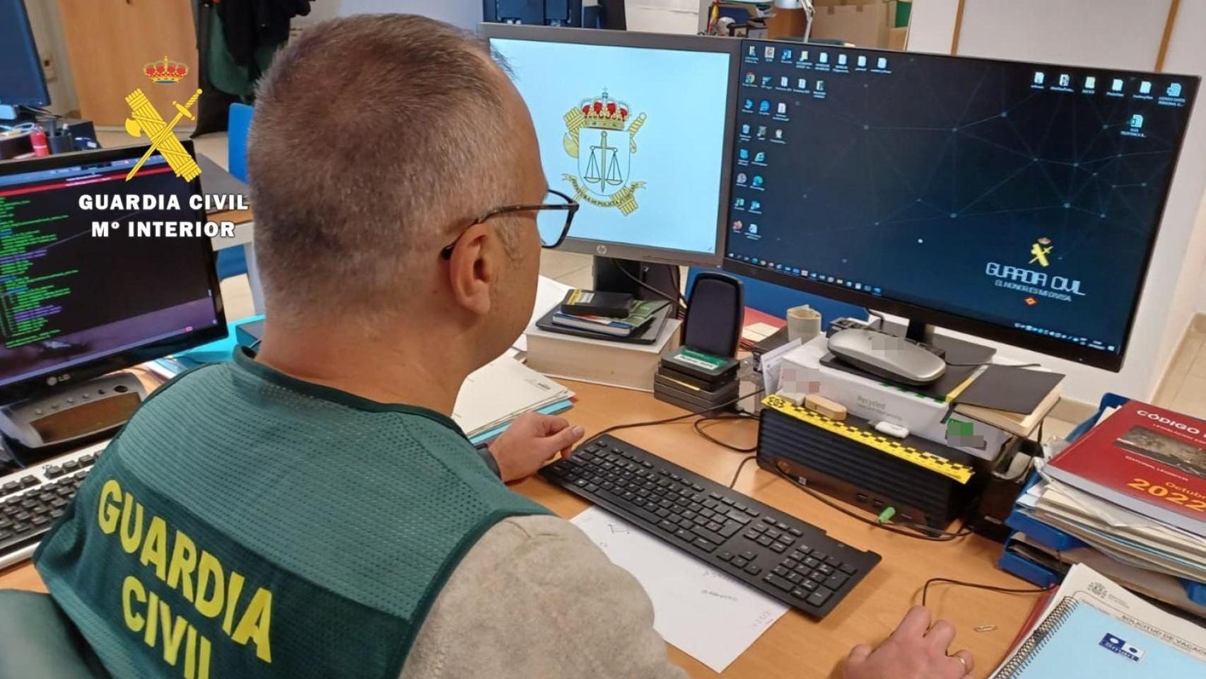 Un agente de la Guardia Civil