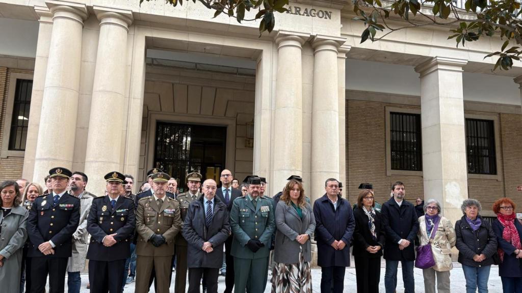 Minuto de silencio por la muerte de Eugenia Martínez en delegación del Gobierno