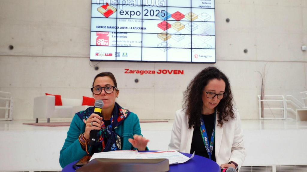 La concejala de Juventud, Ruth Bravo, acompañada por la presidenta de la Asociación, Neus Martínez.