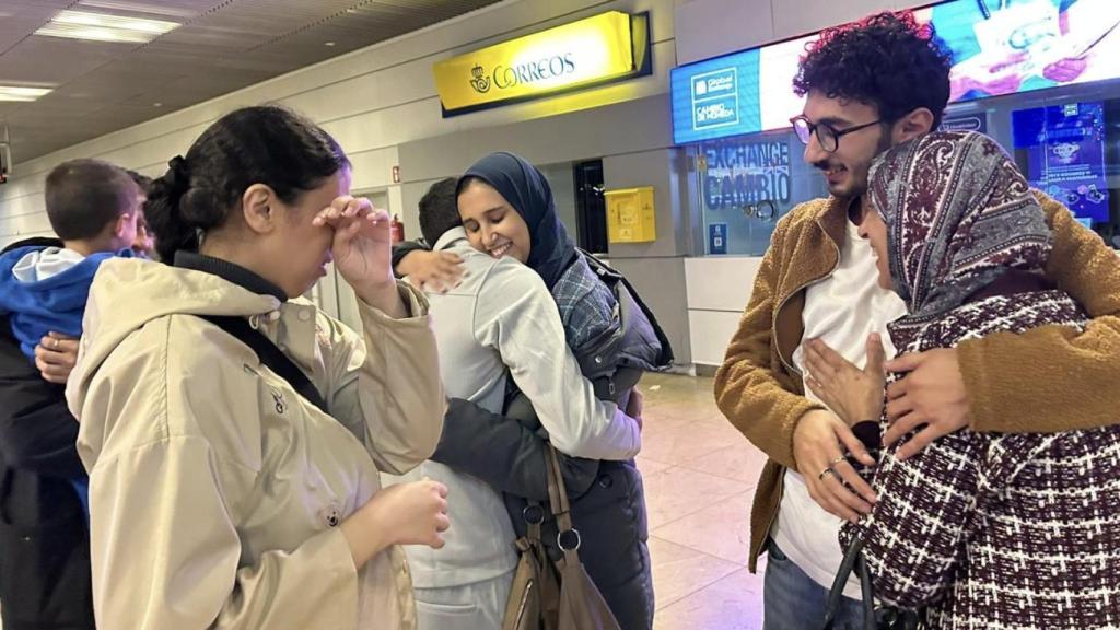 El vallisoletano Fayad recibe a su familia en el aeropuerto
