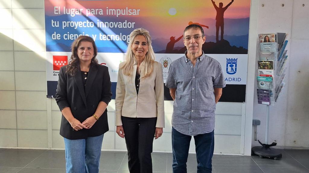 De izquierda a derecha: Carolina Gago, COO de IOT; Marta del Castillo, directora general del Parque Científico de Madrid, y José Alonso, profesor de la UCM cofundador de la empresa.