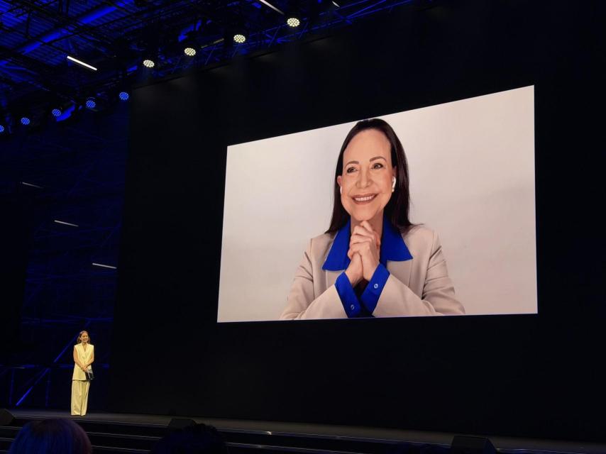 La Premio Nobel de la Paz, la venezolana María Corina Machado, entrevistada por su hija, Ana Corina Sosa.