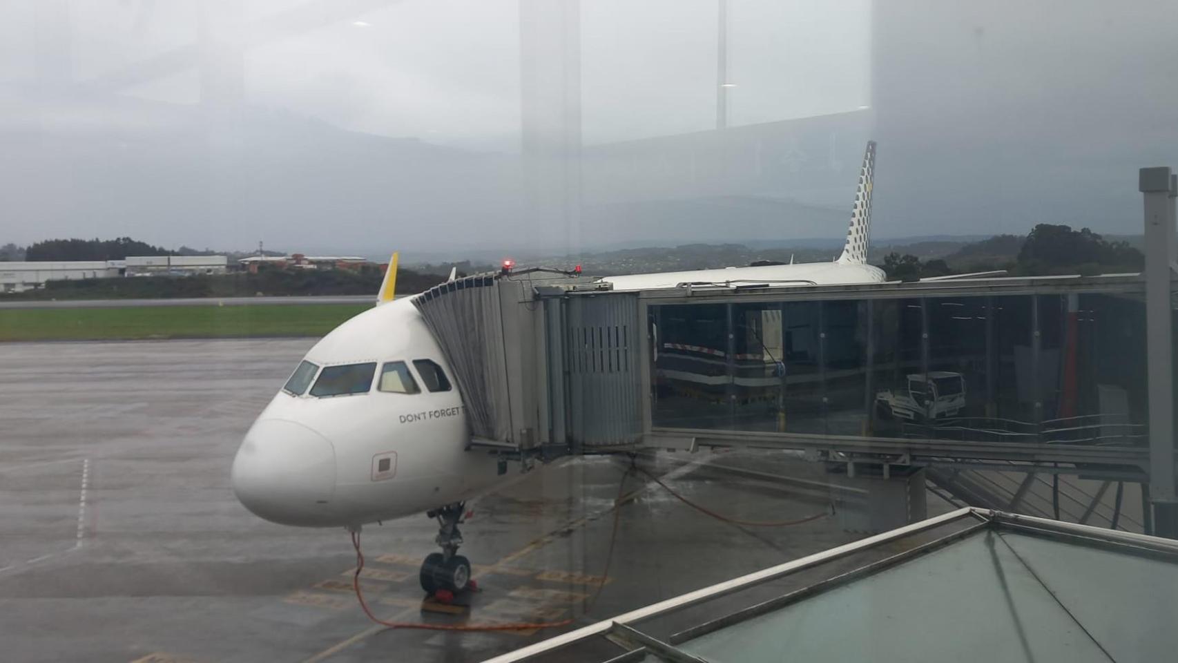 El avión afectado esta mañana en el Aeropuerto de Alvedro