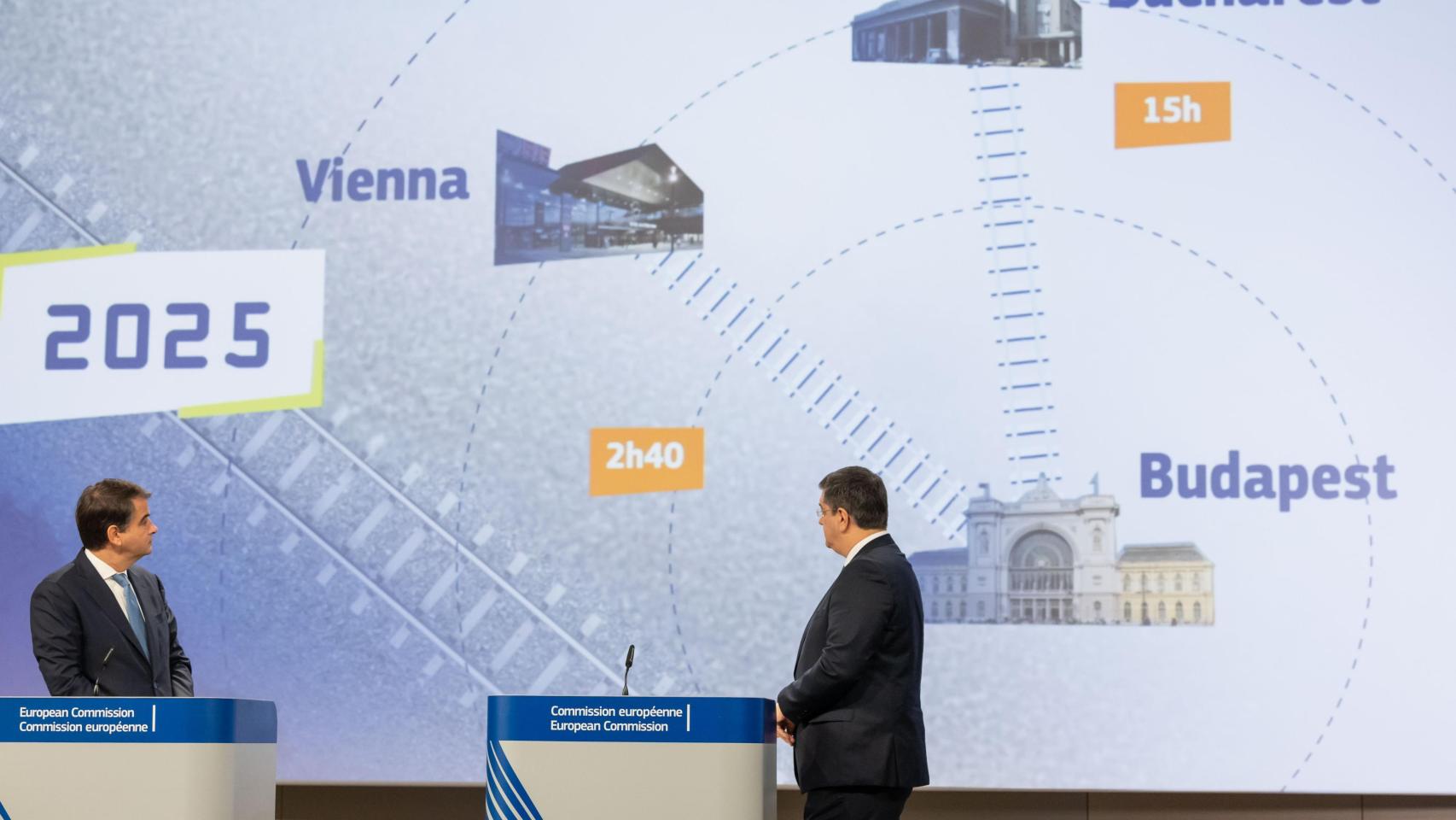 Los comisarios Raffaele Fitto y Apostolos Tzitzikostas, durante la presentación este miércoles del plan para una red europea de tren de alta velocidad