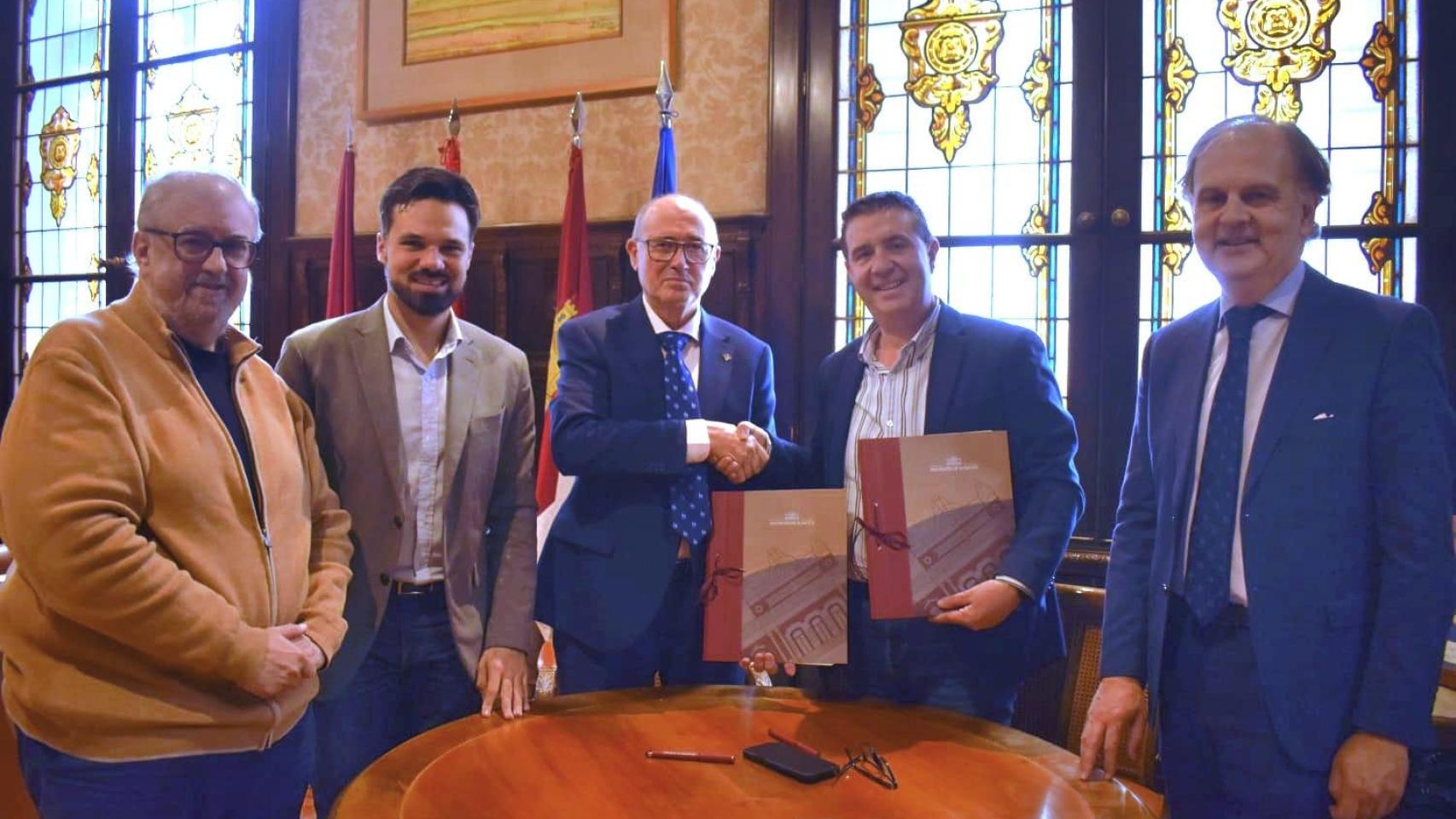 Firma del convenio. Foto: Diputación de Albacete.