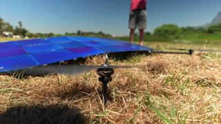 Dron con paneles solares.