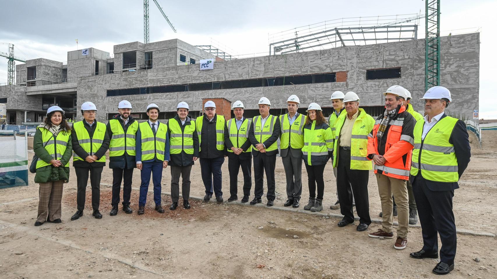El presidente de la Junta de Castilla y León, Alfonso Fernández Mañueco, durante su visita a las obras del hospital de Aranda de Duero, este miércoles