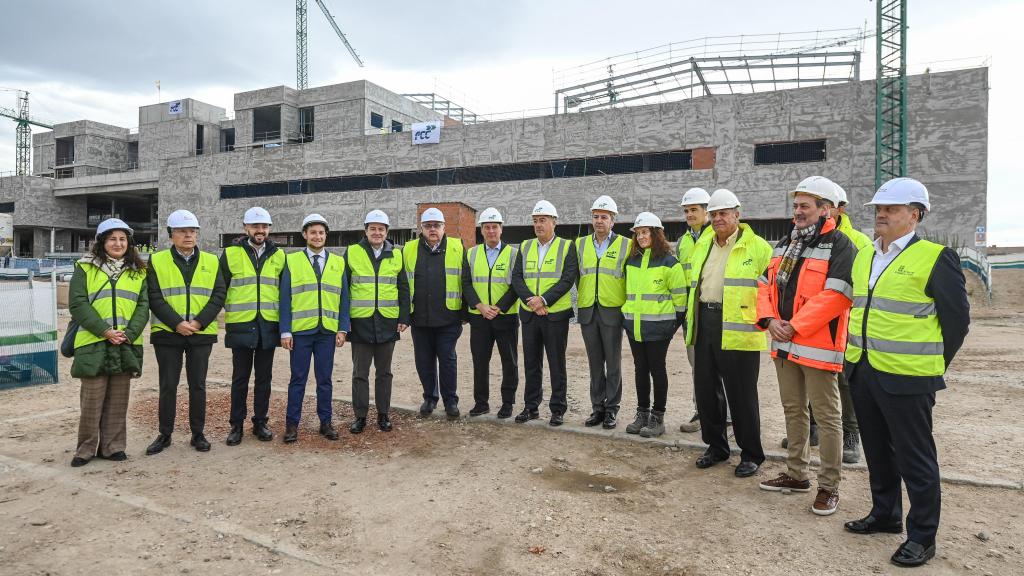 El presidente de la Junta de Castilla y León, Alfonso Fernández Mañueco, durante su visita a las obras del hospital de Aranda de Duero, este miércoles