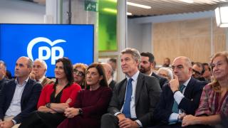 Alberto Núñez Feijóo, participa en un acto con autónomos junto a la presidenta de Cantabria, María José Sáenz de Buruaga.