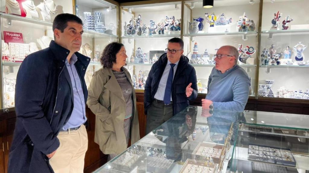 El conselleiro de Comercio, José González, visita la Joyería Regueira de Santiago.