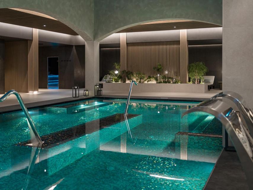 Piscina interior de spa.