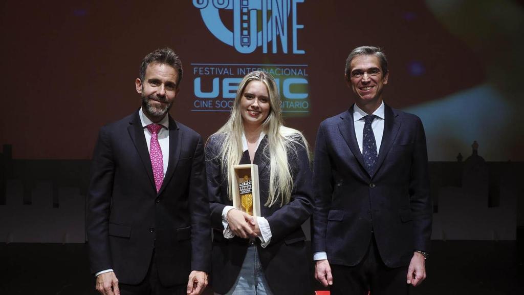 Lucía Zamora junto al consejero delegado de la UEMC, Jesús Zarzuela Mateos y el rector de la UEMC, David García.