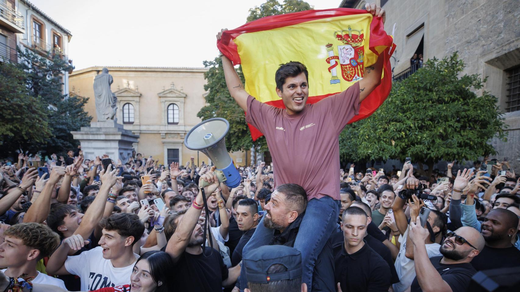 Vito Quiles interviene en el acto 'España combativa' convocado en la Facultad de Derecho de la Universidad de Granada, el pasado 22 de octubre.