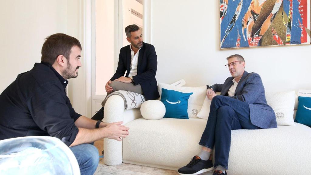 A la derecha, Michele Butti, vicepresidente de Alexa Internacional en Amazon, durante la entrevista.