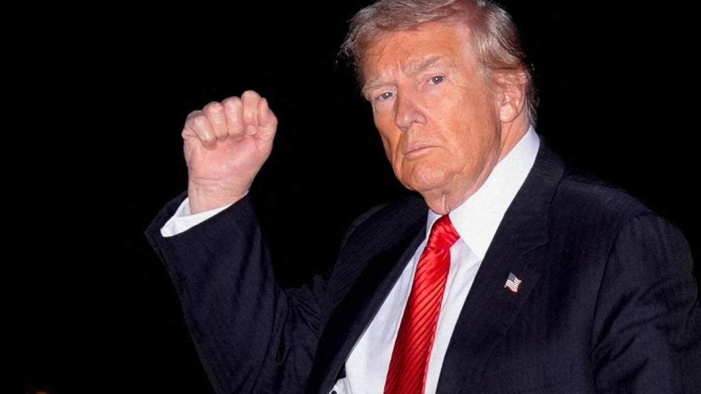 Donald Trump saluda a la prensa, el domingo, a su regreso a la Casa Blanca.