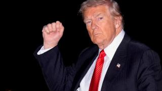 Donald Trump saluda a la prensa, el domingo, a su regreso a la Casa Blanca.